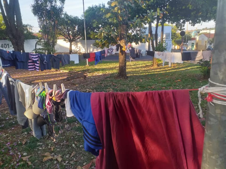 Foto 3 de 4 — Com frio intenso, Varal Popular auxilia moradores em situação de rua
